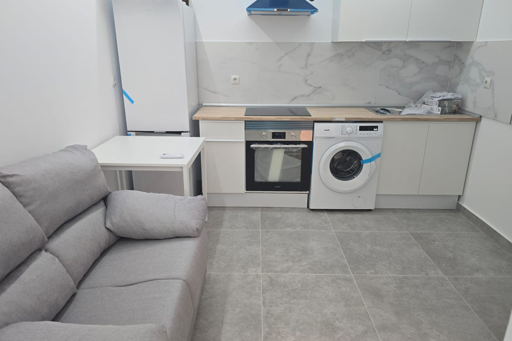 1 Cocina y salón de la vivienda después del trabajo de limpieza.