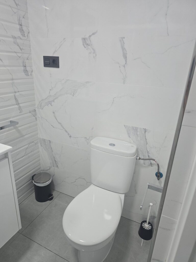 Baño del piso después de la limpieza integral de Clarenza.
